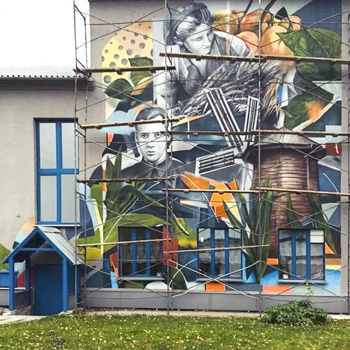 Фото: На фасаде корпуса кемеровского вуза появились два новых граффити 2