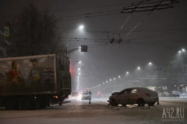 Фото: В Кемерове возле Парка Ангелов произошло серьёзное ДТП с такси 6