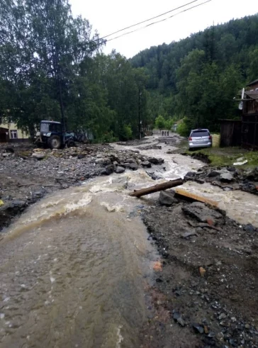 Фото: В Кузбассе прокуратура заинтересовалась вышедшим из берегов ручьём, затопившим посёлок 2