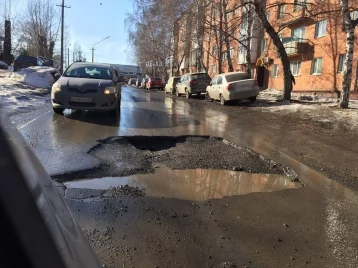 Фото: На одной из улиц в Кемерове провалился асфальт 1