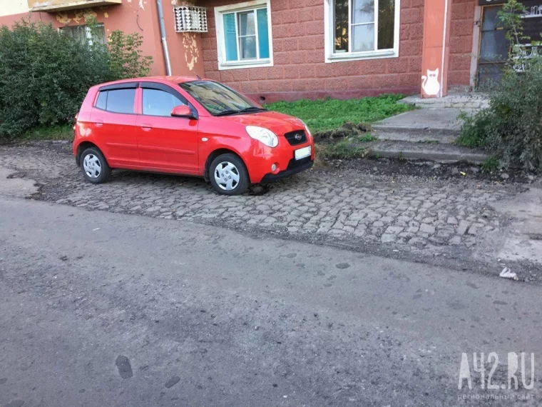 Фото: Правилами не запрещено: на старинной брусчатке в центре Кемерова паркуются автолюбители 2