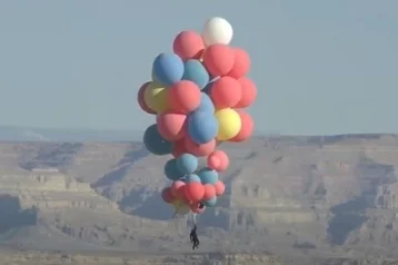 Фото: «Вознесение»: известный иллюзионист пролетел над пустыней на связке воздушных шаров 1