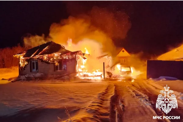 В Ижморском округе загорелись частный дом и легковушка