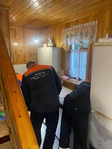 Фото: В Кузбассе в дом забралась змея: её ловили спасатели 1