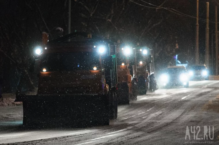Фото: Город засыпает: как по ночам чистят улицы от снега 15