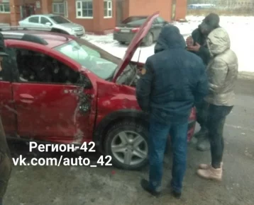 Фото: В Кемерове автобус врезался в иномарку 1