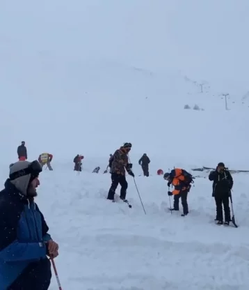 Фото: На популярном российском горнолыжном курорте снежная лавина накрыла людей  1