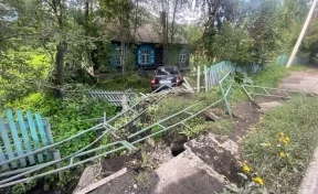 В Новокузнецке водитель протаранил забор и оказался на частном участке