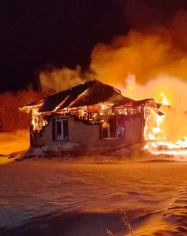 В Ижморском округе загорелись частный дом и легковушка