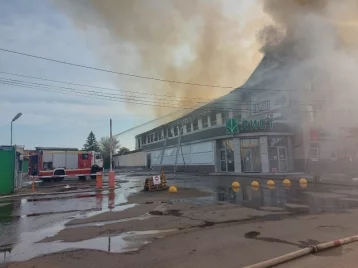 Фото: В Пензе загорелся торговый центр  1