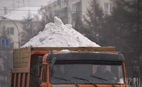 В Кемерове 88 машин вышли на уборку дорог от снега