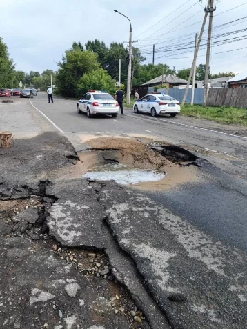 Фото: В Новокузнецке из-за аварии на сетях Водоканала перекрыт проезд через Крепостную гору 1