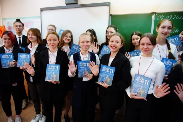 Фото: Кузбасские одиннадцатиклассники приступили к изучению истории по новым учебникам 3