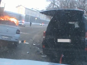 Фото: В Кузбассе столкнулись внедорожник и машина местной автошколы. Один из автомобилей загорелся 3