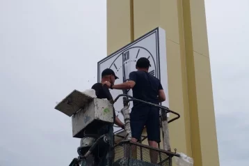 Фото: «Исторический момент»: в Кемерове начали устанавливать часы на стелу в Кировском районе 1