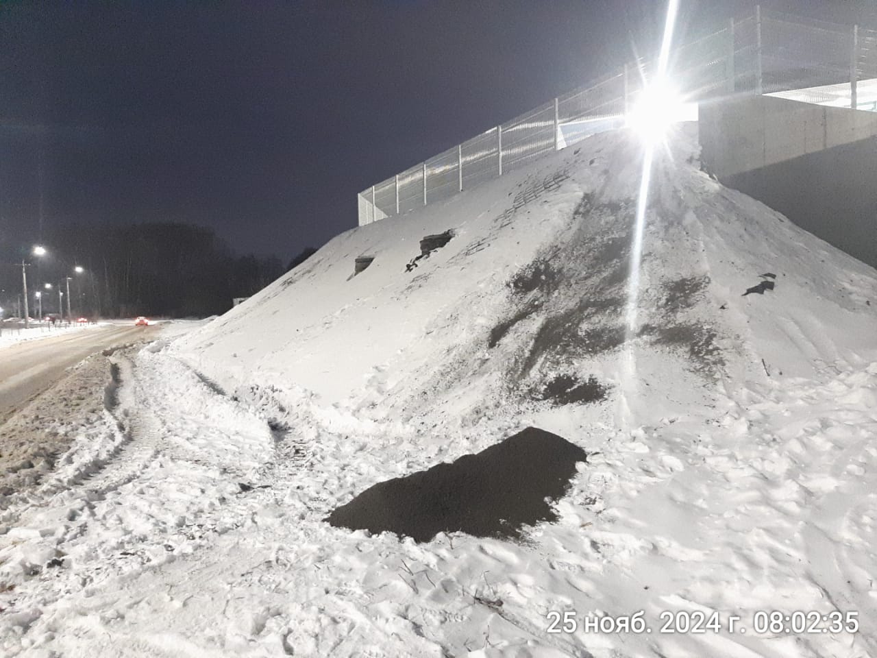 В Новокузнецке дети устроили опасные игры у нового футбольного манежа на Запсибе