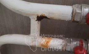 «Может затопить»: кемеровчанин пожаловался на поврежденную трубу отопления