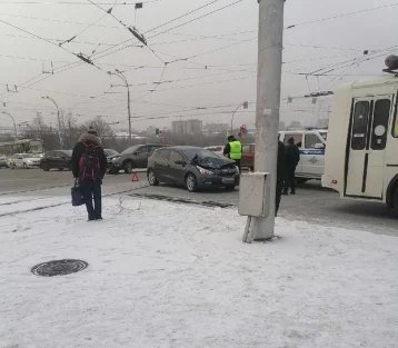 Фото: В Кемерове момент тройного ДТП с маршруткой попал на видео 1