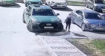 Фото: В Кемерове школьник царапал камнем автомобили, инцидент попал на видео 1