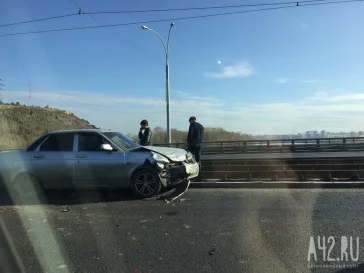 Фото: Авария на Кузнецком мосту в Кемерове: серьёзно столкнулись три автомобиля 2