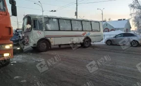 В Кемерове тройное ДТП с маршруткой заблокировало дорогу