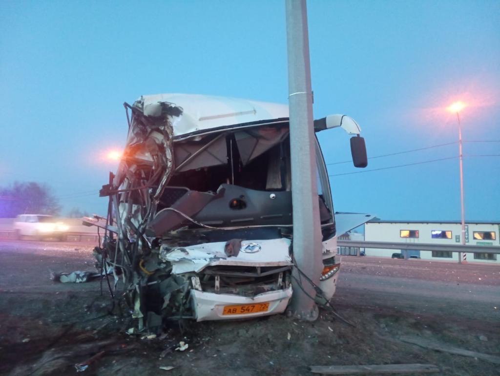 Девять человек пострадали в ДТП с автобусом и бензовозом в Тюменской области 