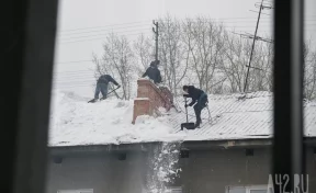В Кузбассе работник управляющей компании разбился насмерть во время уборки снега с крыши