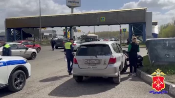 Фото: В Новокузнецке полицейские остановили автомобиль с нецензурными наклейками 1