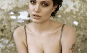 Свежий снимок Анджелины Джоли топлес взорвал Сеть