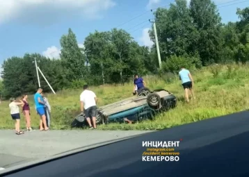 Фото: На кемеровской трассе перевернулся автомобиль 1