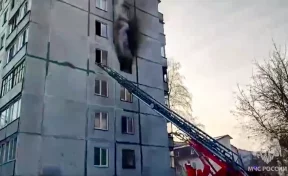  В Новосибирске пожарные спасли 18 жильцов из горящей многоэтажки 