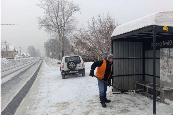 Дороги в Кемерове начали обрабатывать противогололёдными материалами 