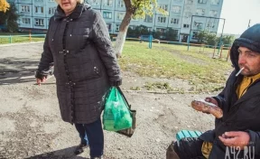 Половина россиян уверена в бедности страны