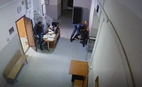 Житель Кузбасса попытался разбить себе голову в здании суда: инцидент попал на видео