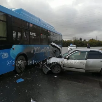 Фото: В Кузбассе столкнулись автобус и иномарка: есть пострадавшие 1