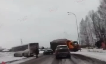 Фото: Появилось видео последствий ДТП с рейсовым автобусом в Кузбассе 1