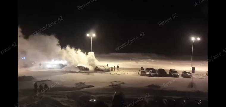 Фото: На Радуге в Кемерове подожгли иномарку 2
