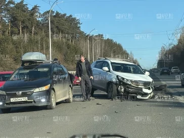 Фото: В Кемерове на улице Терешковой столкнулись две иномарки 2
