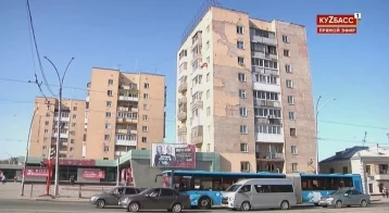 Фото: «Унылые здания, требующие ремонта»: кемеровчанка пожаловалась губернатору на обветшалые фасады домов на проспекте Ленина 1