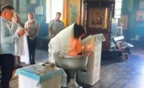 Священника из Гатчины отстранили от служения после скандального крещения ребёнка