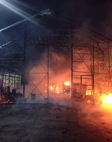 Гаражный бокс вспыхнул в Красноярске на площади 850 квадратных метров