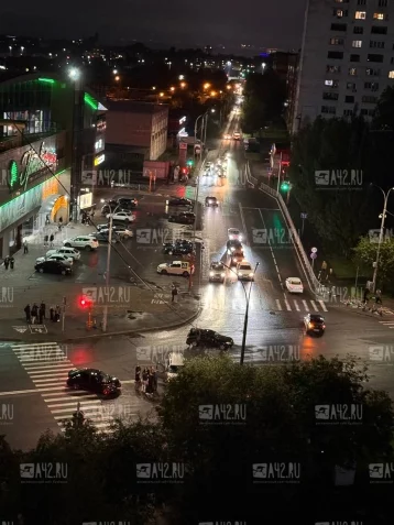 Фото: Три автомобиля столкнулись у ТРК «Гринвич» в Кемерове 2