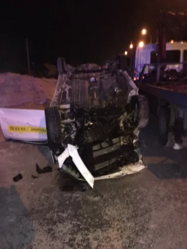 Фото: В Кемерове перевернулось такси: есть погибший 1