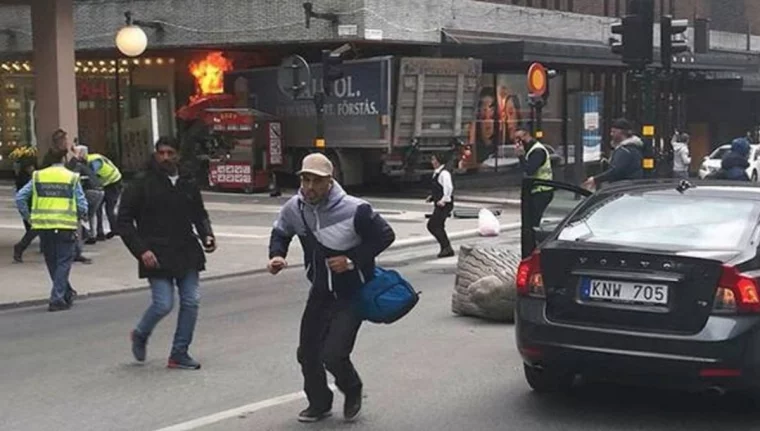 Фото: В Стокгольме грузовик въехал в толпу: власти назвали случившееся терактом 2