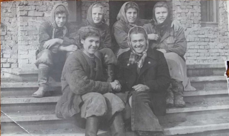 Бригада женщин-строителей Дома культуры. 1958 год