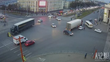 Фото: Из-за ДТП с фурой в центре Кемерова собралась масштабная пробка 1