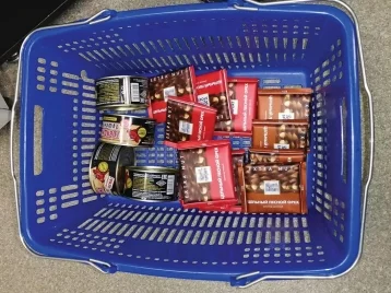 Фото: Житель Кемерова пытался украсть десять плиток шоколада и тушёнку из магазина 1