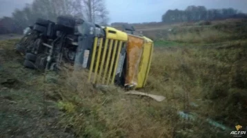 Фото: На кузбасской трассе дальнобойщик положил грузовик на бок, чтобы избежать аварии  1