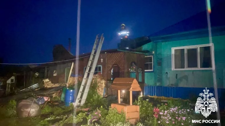 Фото: В Кузбассе в пожаре сгорели 40 кур, 2 кролика и квадроцикл 2