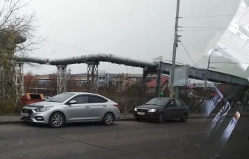 Фото: Власти назвали причину пробок на мосту в Кемерове 1